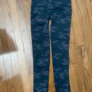 NWOT SPANX leggings, size M, green camo